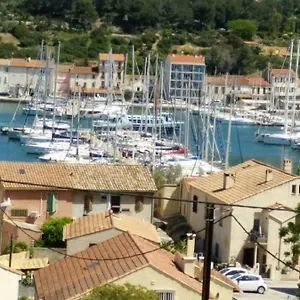  Appartement Très Bel T2 De 65 M2 Avec Terrasse Vue Sur Port.
